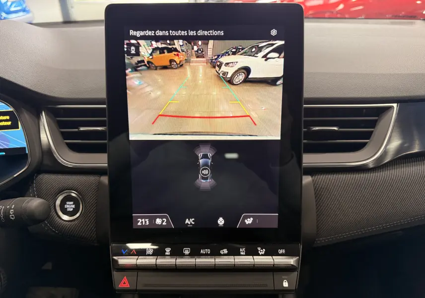 Vue intérieure du tableau de bord du Renault Captur E-Tech 2026, écran tactile affichant la caméra de recul avec guidage.