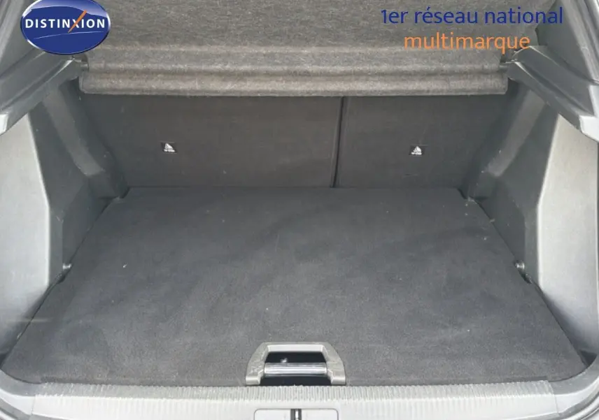 Coffre ouvert de la Peugeot 2008 noir perle métal, vue intérieure arrière montrant un espace de chargement propre et spacieux.