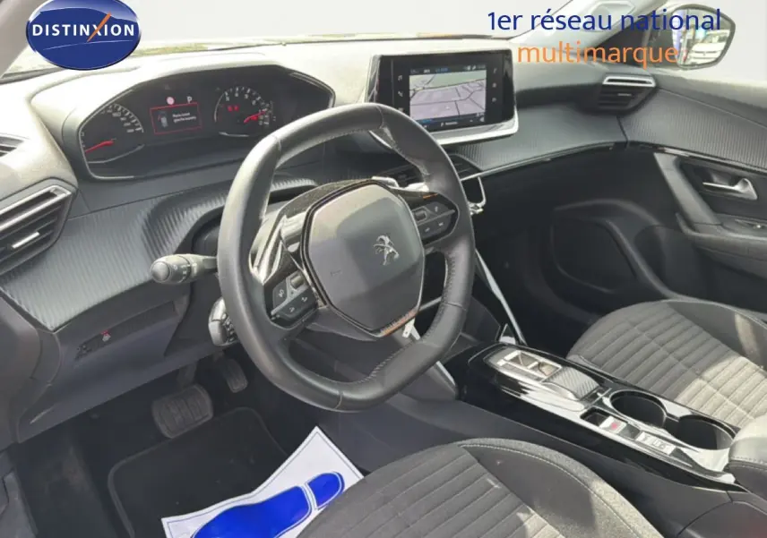 Vue intérieure côté conducteur du Peugeot 2008 noir perle métal, avec volant compact et écran tactile central.