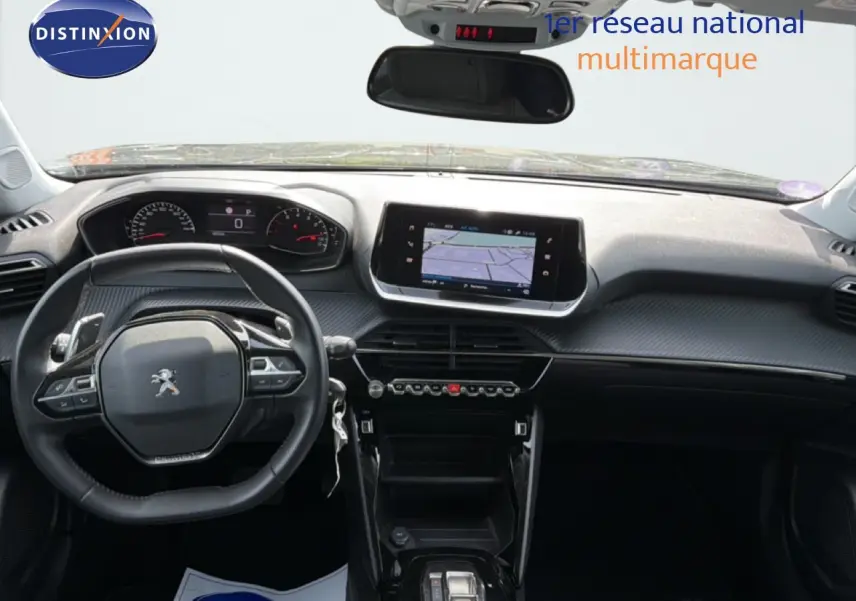 Vue intérieure avant du tableau de bord de la Peugeot 2008 2022, avec écran tactile et volant compact noir.