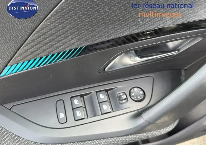 Détail de la porte côté gauche du Peugeot 2008 noir perle métal, montrant les commandes des vitres et rétroviseurs.