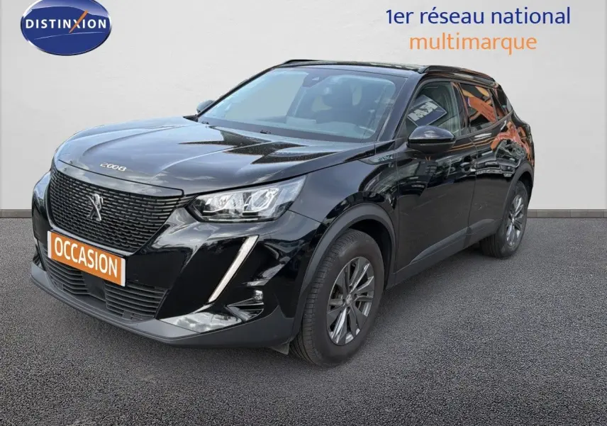 Peugeot 2008 noir perle métal en 3/4 avant droit, avec calandre imposante et feux LED distinctifs.