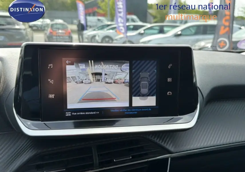 Écran tactile intérieur montrant la caméra de recul d'un Peugeot 2008 noir perle métal, vue de face du tableau de bord.