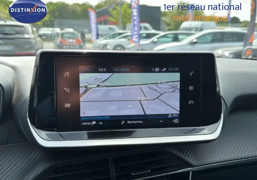 Écran tactile central du tableau de bord du Peugeot 2008 noir perle métal, affichant la navigation GPS en extérieur.