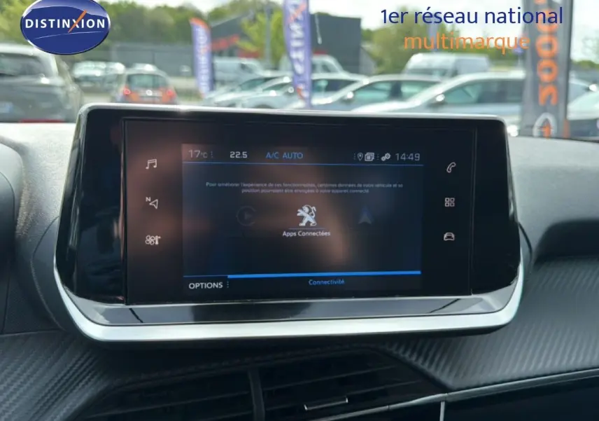 Écran tactile central du Peugeot 2008 noir perle métal, vue intérieure frontale avec affichage des applications connectées.