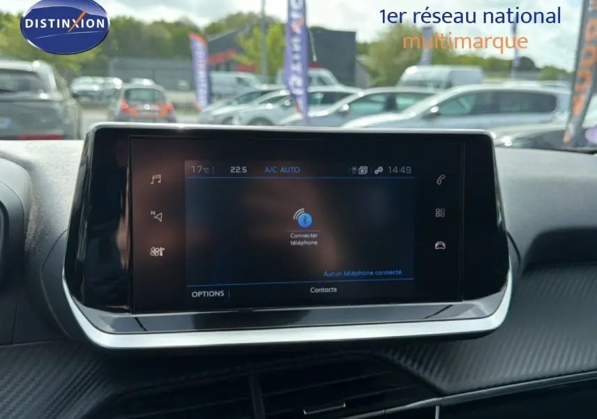Écran tactile central du tableau de bord du Peugeot 2008 noir perle métal, affichant la connexion Bluetooth.