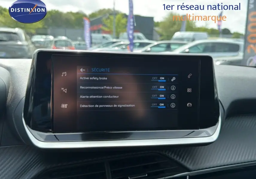 Écran tactile central du Peugeot 2008 noir perle métal, affichant les options de sécurité activées, vue intérieure frontale.