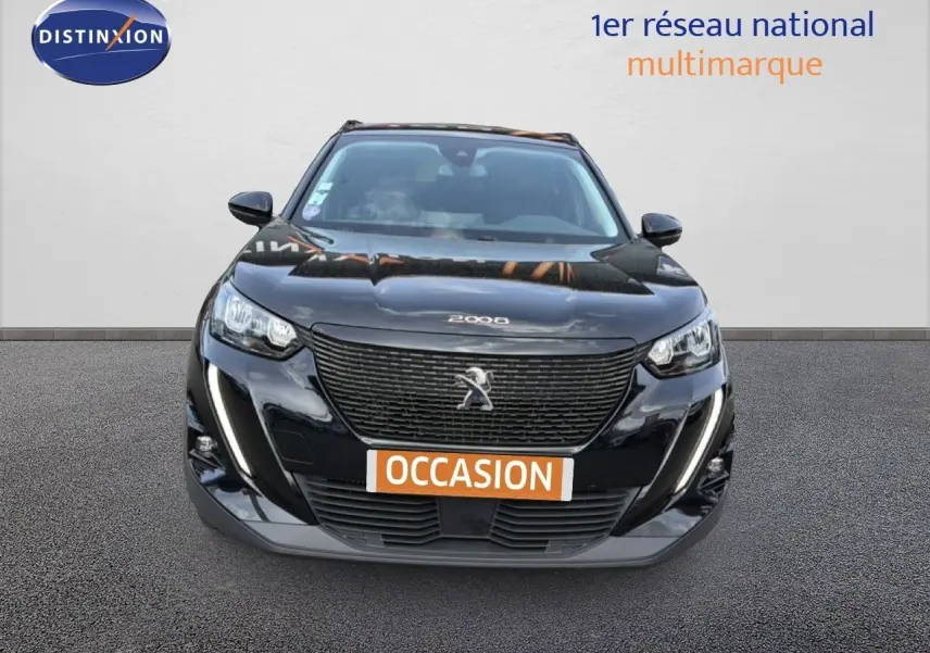 Vue frontale d'un Peugeot 2008 noir perle métal avec calandre distinctive et phares LED allumés.