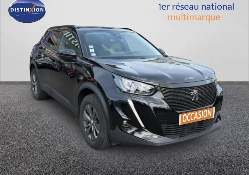 Peugeot 2008 noir perle métal en 3/4 avant droit, avec calandre distinctive et feux LED allumés.