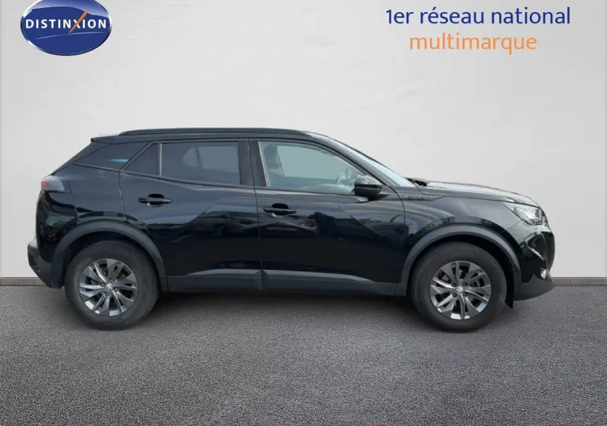 Profil côté gauche du Peugeot 2008 noir perle métal de 2022, finition Style avec jantes alliage et lignes modernes.