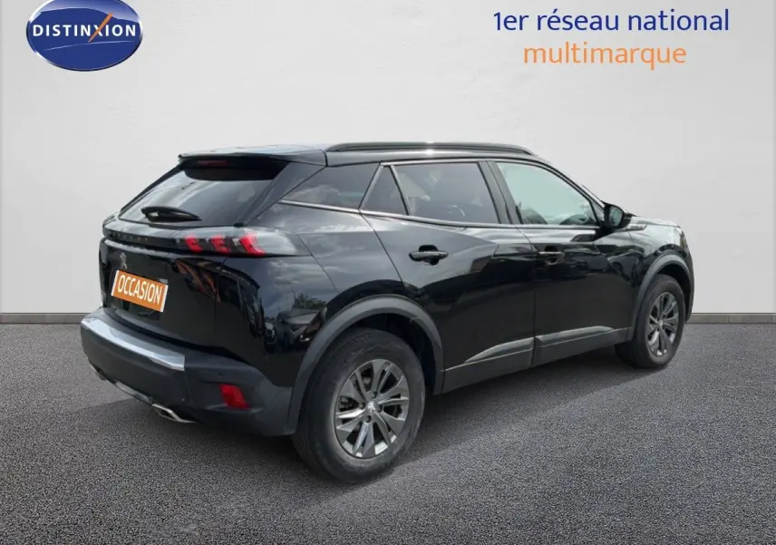 Vue 3/4 arrière droite d’un Peugeot 2008 noir perle métal de 2022 avec jantes alliage et feux LED distinctifs.