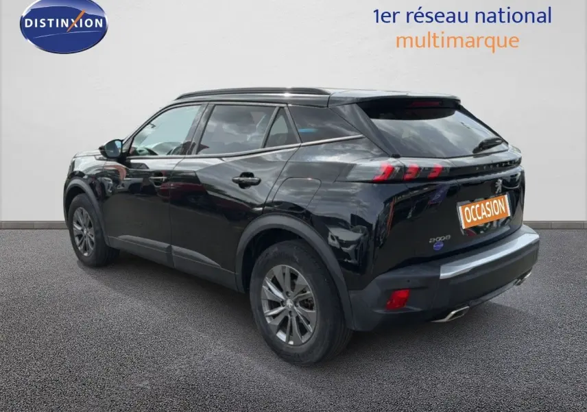 Peugeot 2008 noir perle métal vue 3/4 arrière droit, SUV compact avec feux arrière à griffes LED distinctifs.