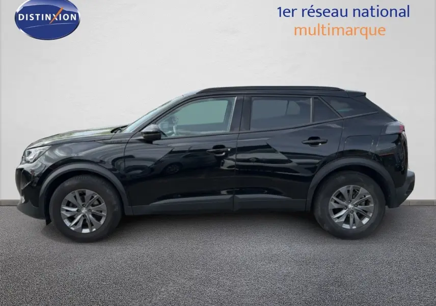 Profil côté gauche d'un Peugeot 2008 noir perle métal de 2022, avec jantes alliage et lignes dynamiques visibles.