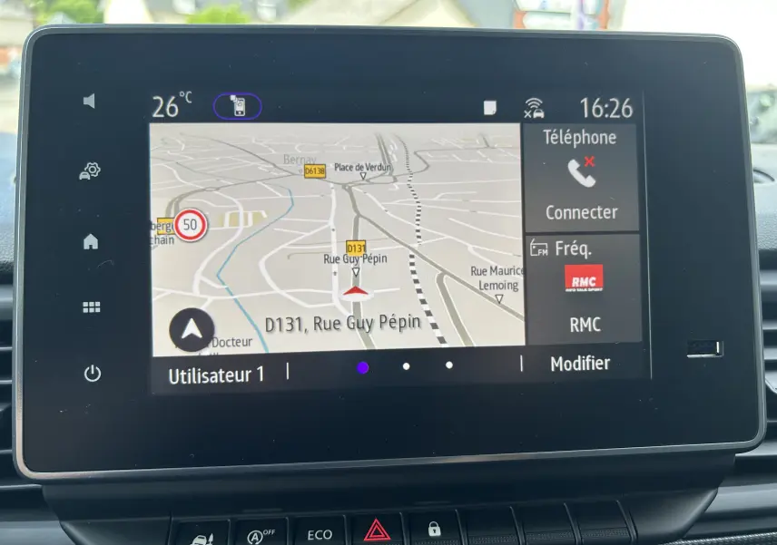 Écran tactile central du Renault Trafic Fourgon affichant la navigation et les options multimédias en intérieur.