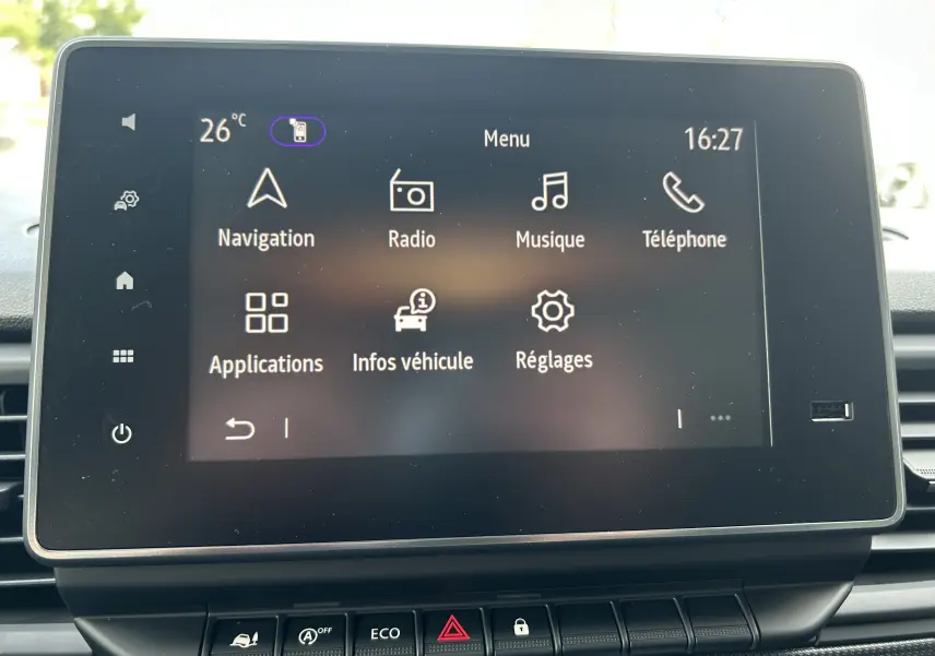 Écran tactile central du Renault Trafic Fourgon 2025 affichant le menu principal avec navigation et radio, intérieur noir.