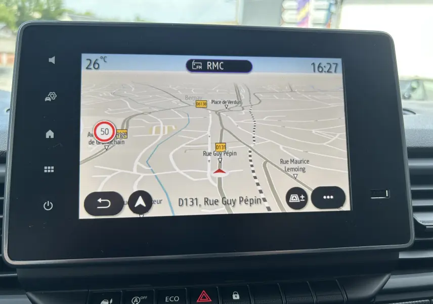 Écran tactile central du Renault Trafic Fourgon blanc, affichant la navigation avec carte et température extérieure à 26°C.