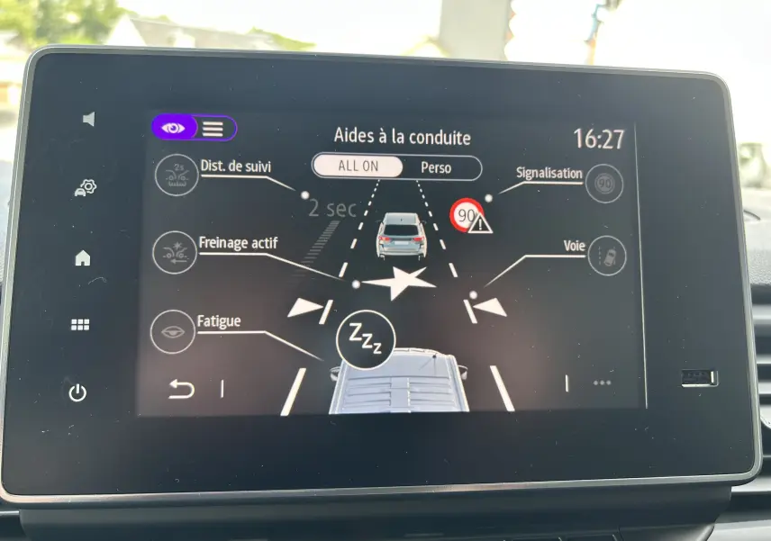 Écran tactile intérieur du Renault Trafic L1H1 montrant les aides à la conduite avec affichage clair et icônes détaillées.