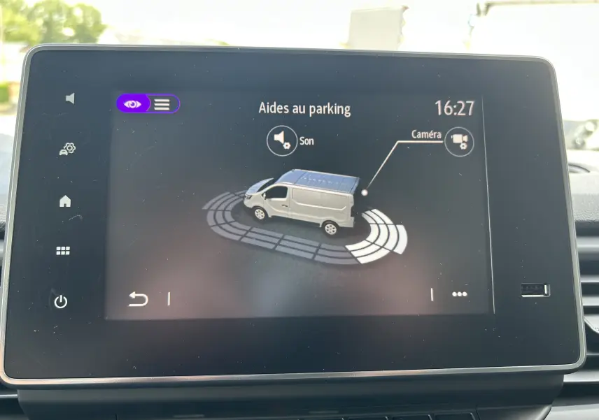 Écran tactile intérieur montrant l'aide au parking du Renault Trafic Fourgon blanc glacier en vue 3D.
