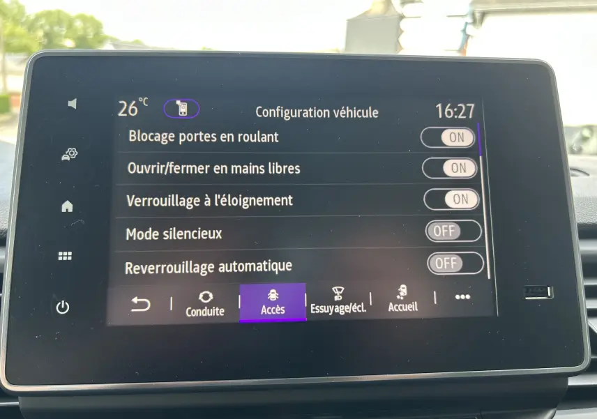 Écran tactile intérieur du Renault Trafic Fourgon blanc, affichant les réglages de configuration véhicule en mode accès.