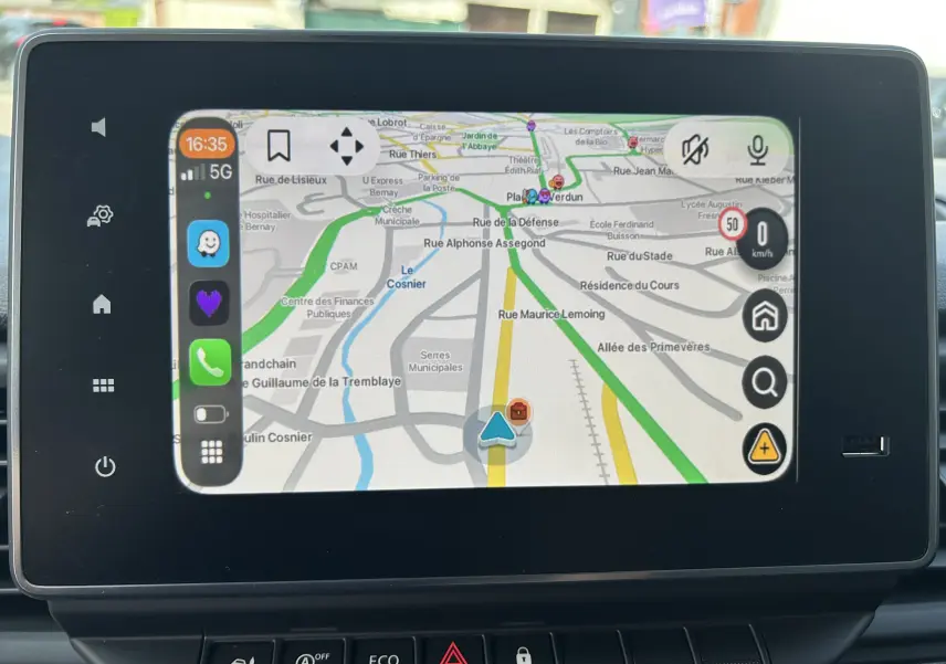 Écran tactile central du Renault Trafic Fourgon 2025 montrant la navigation GPS avec interface Easy Link.