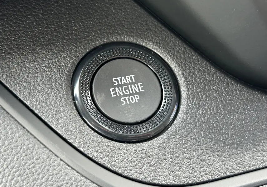 Gros plan sur le bouton Start Engine Stop noir intégré dans la console intérieure du Renault Trafic Fourgon 2025.