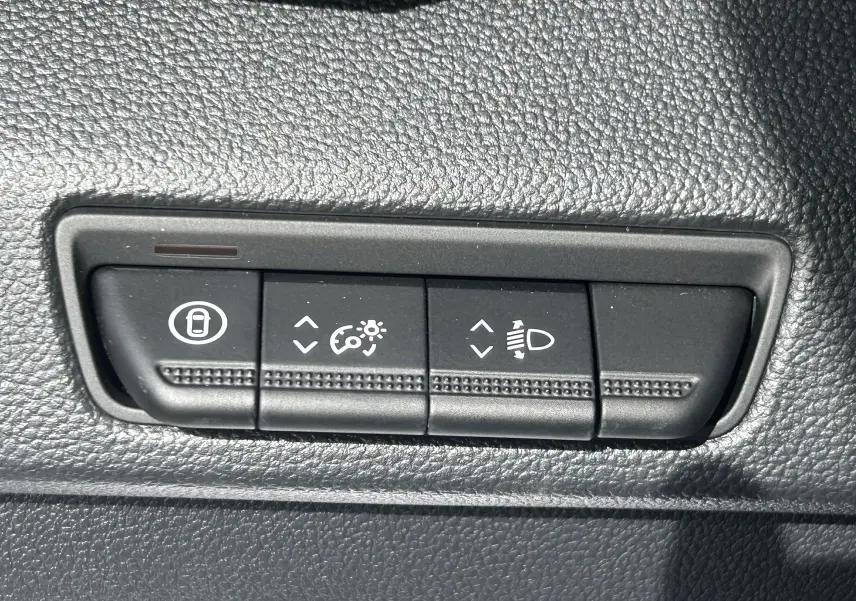 Boutons de réglage intérieur du Renault Trafic Fourgon L1H1 2025, vue rapprochée sur commandes de verrouillage, éclairage et hauteur phares.