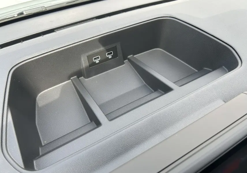 Rangement de tableau de bord noir avec deux ports USB intégré dans un Renault Trafic Fourgon L1H1 2025.
