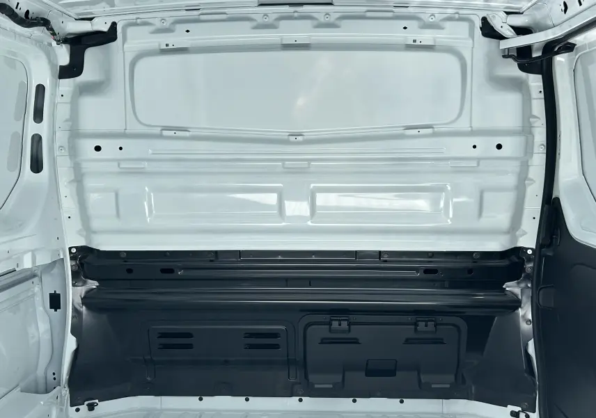Vue intérieure du compartiment de chargement blanc glacier du Renault Trafic Fourgon L1H1 2025, montrant la cloison tôlée arrière.