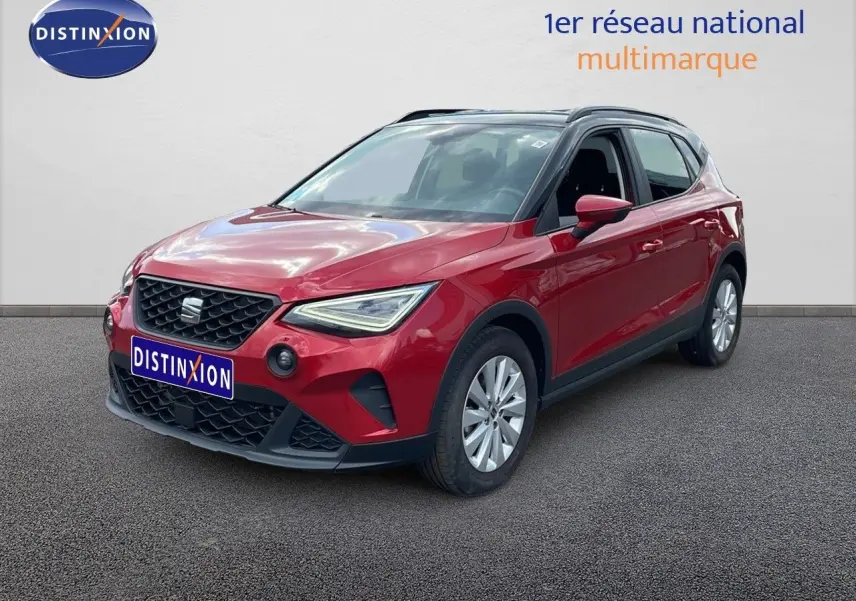 SEAT Arona rouge désir métal avec toit noir, vue 3/4 avant droit sur fond neutre.