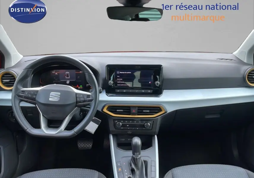 Intérieur SEAT Arona 2025 vu de face, tableau de bord noir avec inserts dorés et volant multifonction.