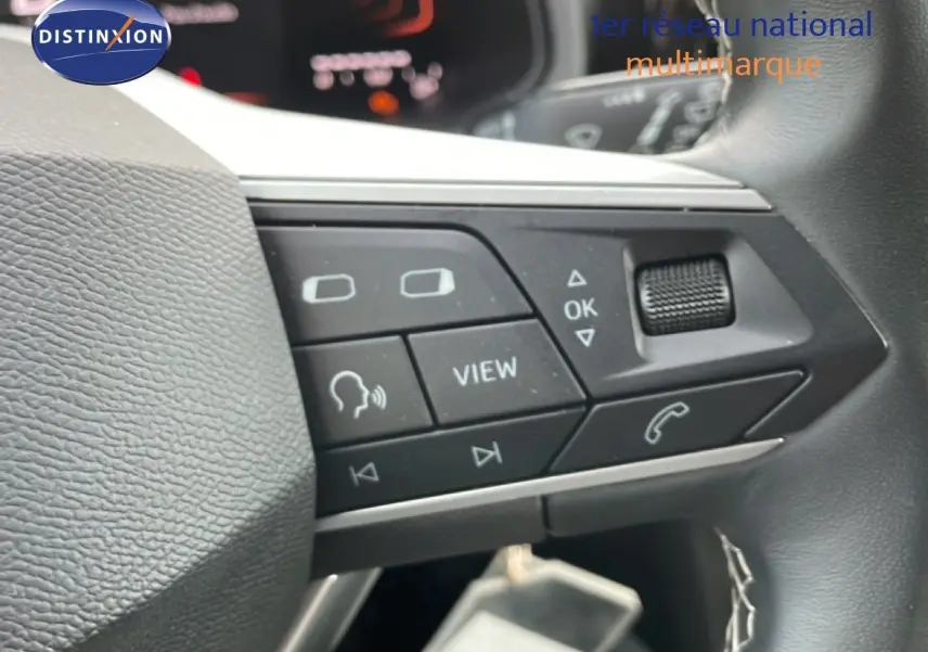 Gros plan sur les commandes multifonctions au volant du SEAT Arona 2025, finition Style Special Edition, volant cuir noir.