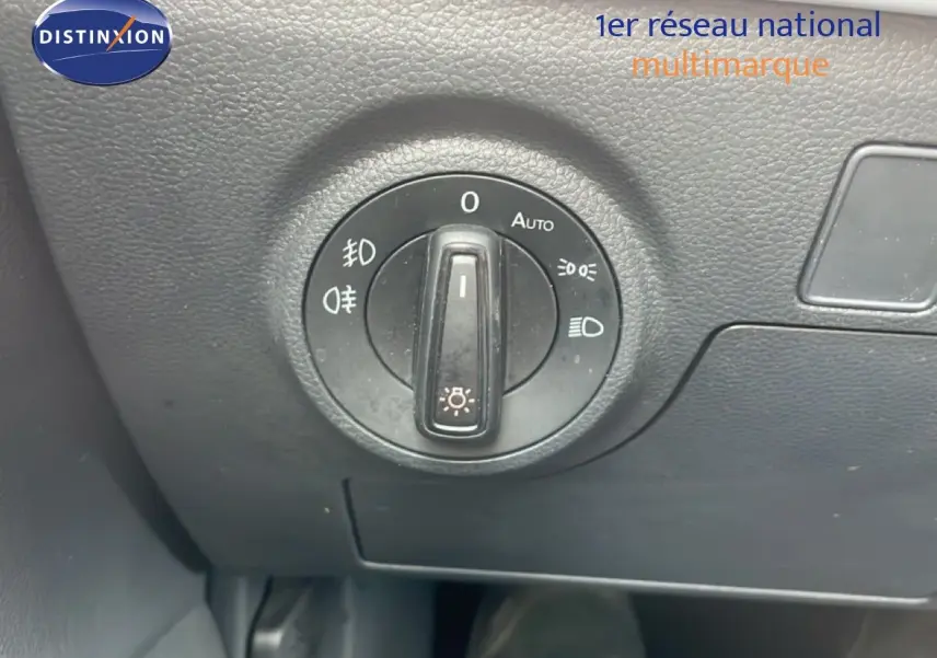 Gros plan sur la molette de réglage des phares dans l’habitacle du SEAT Arona 2025, finition Style Special Edition.