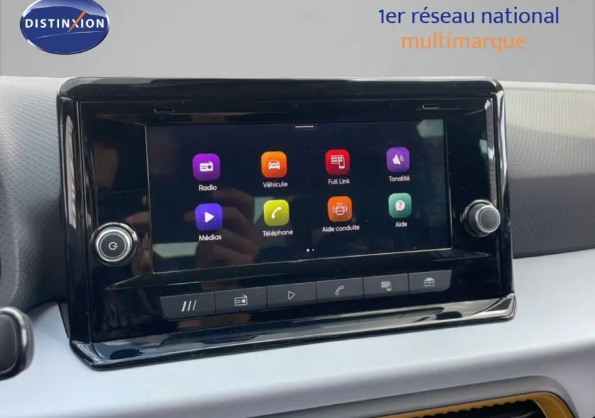 Écran tactile central du tableau de bord du SEAT Arona 2025, affichant les options multimédia et aide à la conduite.