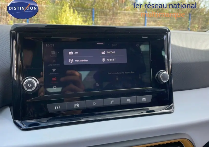 Écran tactile central du tableau de bord du SEAT Arona 2025, avec interface multimédia et commandes tactiles.