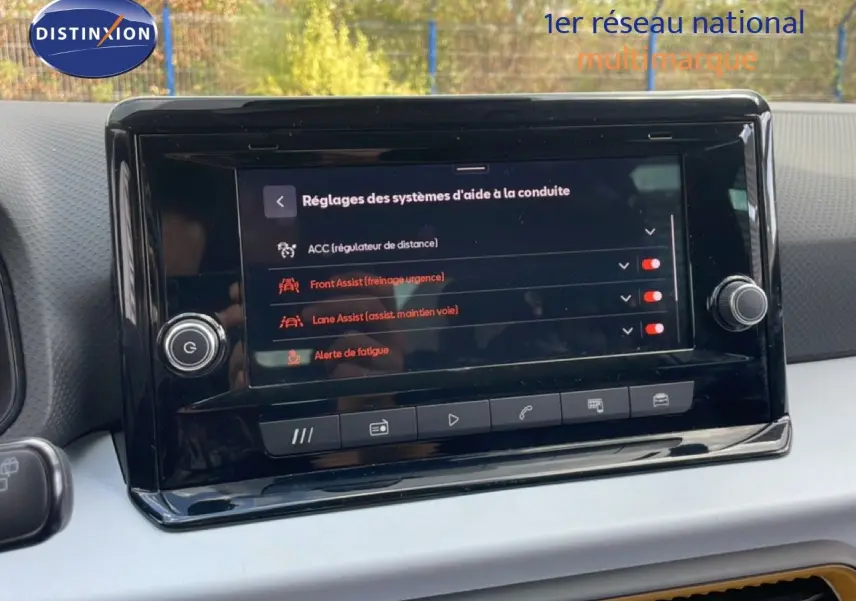 Écran tactile central du tableau de bord du SEAT Arona 2025 affichant les réglages des aides à la conduite.