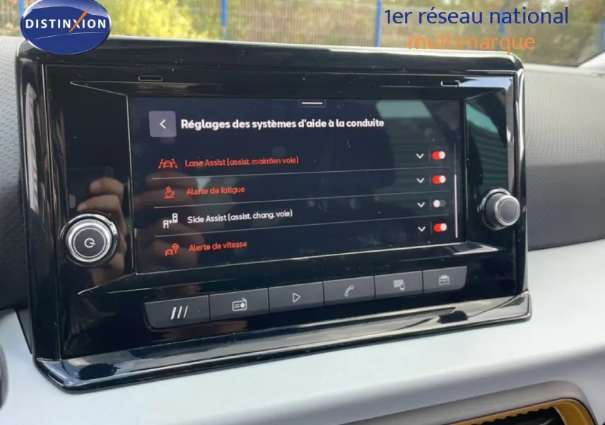 Écran tactile central du tableau de bord du SEAT Arona 2025 affichant les réglages des aides à la conduite.