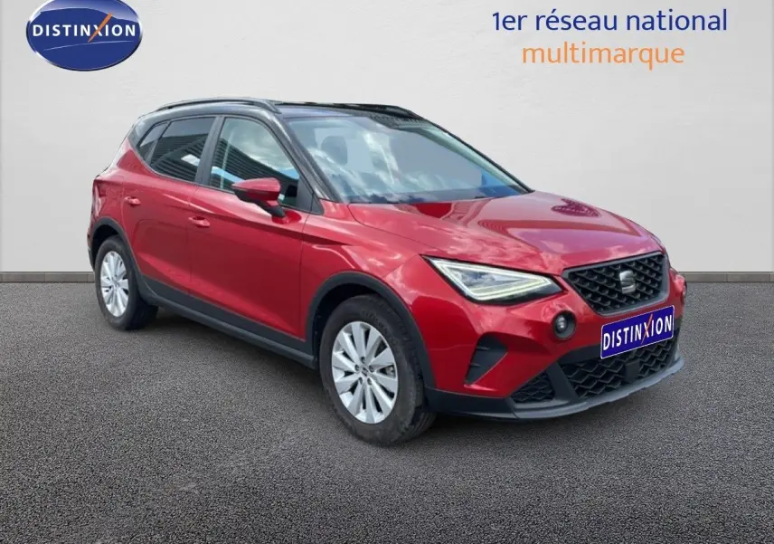 SEAT Arona rouge désir métal avec toit noir, vue 3/4 avant droit, sur fond neutre extérieur.