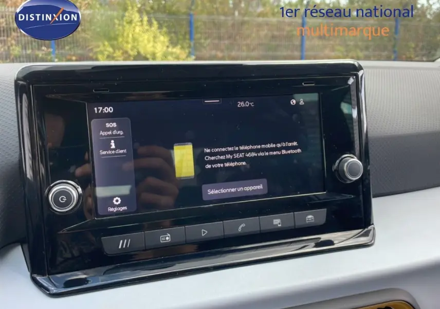 Écran tactile central de la SEAT Arona 2025 affichant le menu Bluetooth, vue intérieure frontale.