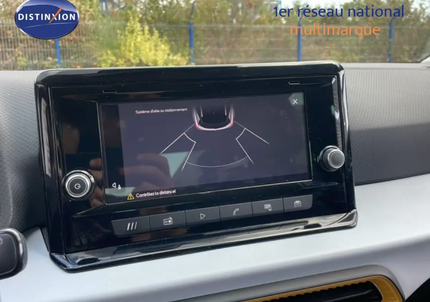Écran tactile du système d’aide au stationnement dans l’habitacle du SEAT Arona 2025, tableau de bord gris.