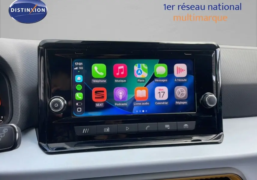 Écran tactile central du tableau de bord du SEAT Arona 2025 avec interface connectée colorée.