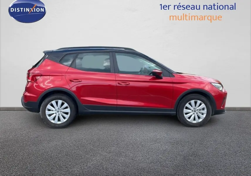 Vue de profil côté gauche d'un SEAT Arona rouge Désir Métal avec toit noir, version 2025 Style Special Edition.