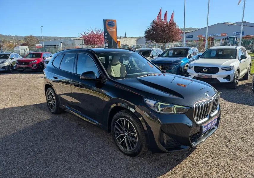 BMW X1 XDrive 20d M Sport noir vue 3/4 avant droit avec jantes alliage et calandre chromée brillante.