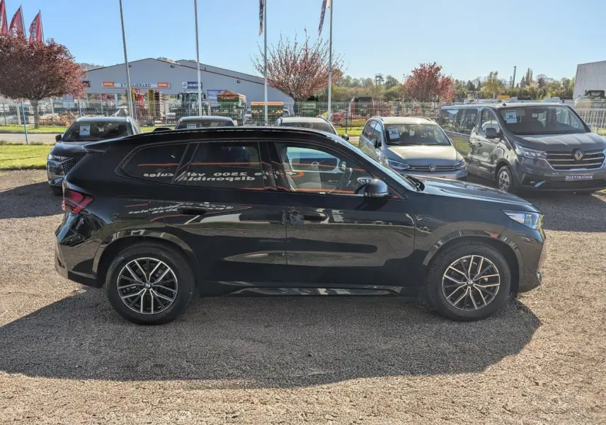 BMW X1 XDrive 20d 2024 noir métallisé, vue de profil côté gauche avec jantes alliage 18 pouces M Sport.