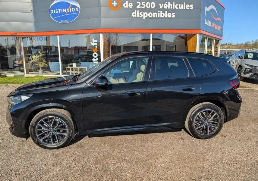 BMW X1 XDrive 20d 2024 noir métallisé, vue de profil côté gauche avec jantes alliage 18 pouces M Sport.