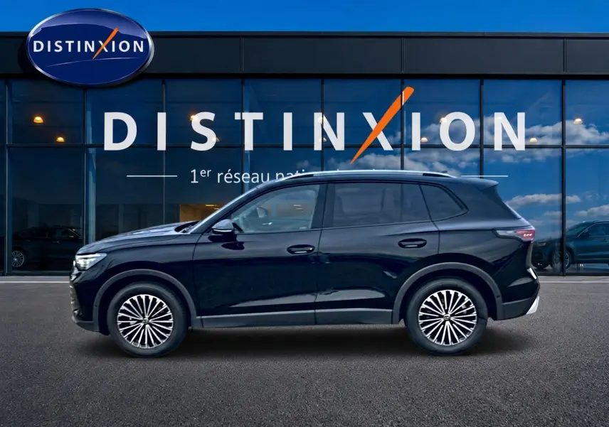 Volkswagen Tiguan 1.5 eTSI 150 Life noir vu de profil droit devant une vitrine Distinxion.
