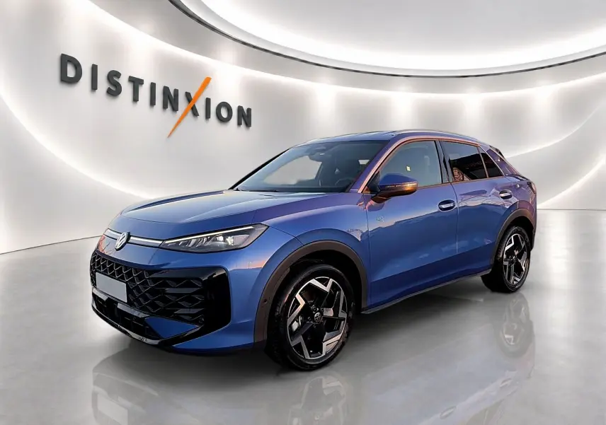 Volkswagen T-Roc 2026 bleu céleste en 3/4 avant droit, avec jantes alu noires et calandre noire distinctive.