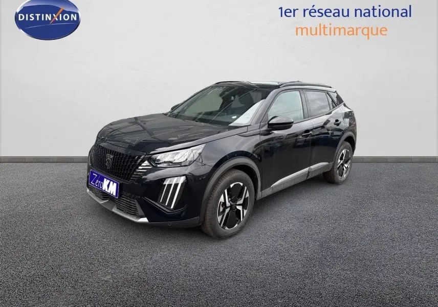 Peugeot 2008 Hybrid 136ch Allure noir métal en 3/4 avant droit, avec jantes bi-ton et feux LED distinctifs.