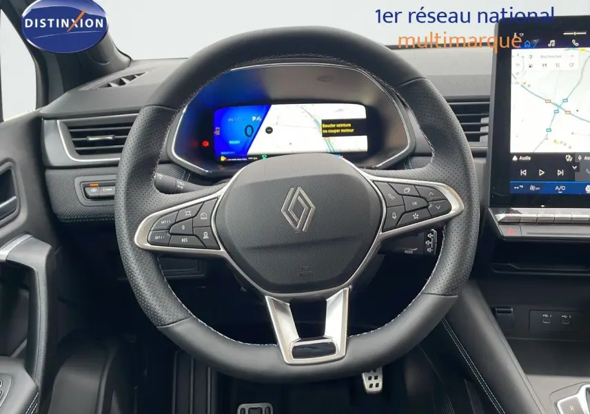 Vue rapprochée du volant noir perforé et du tableau de bord numérique de la Renault Symbioz hybride 2025.