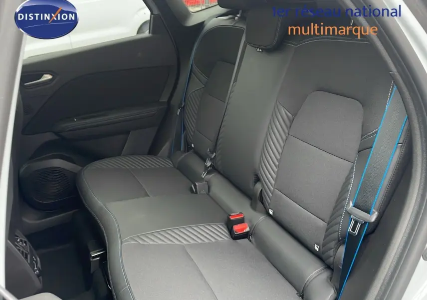 Vue intérieure côté gauche des sièges arrière noirs avec surpiqûres bleues d'une Renault Symbioz gris rafale métal 2025.