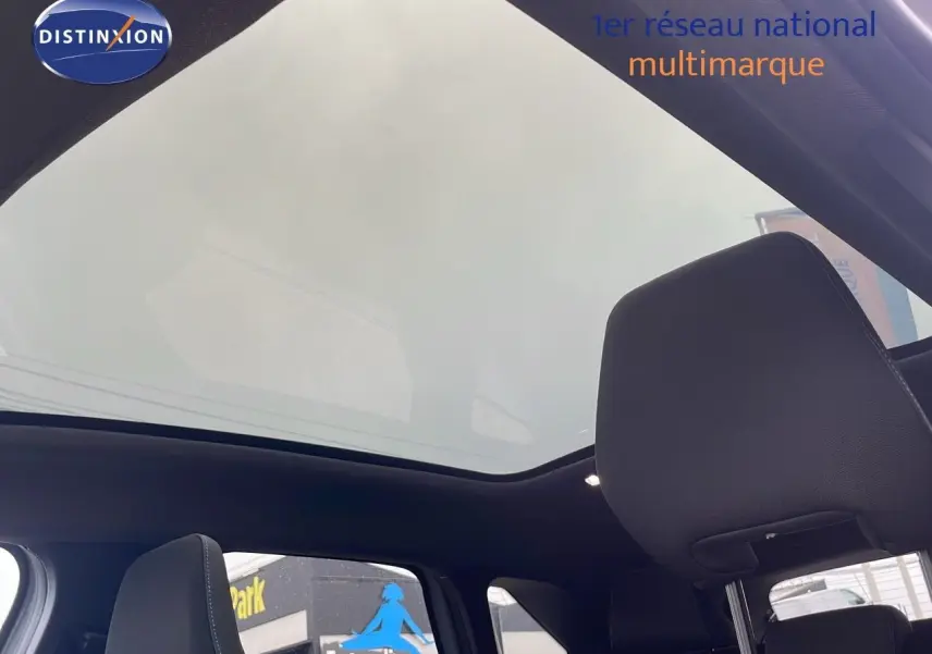 Toit panoramique en verre visible depuis l'intérieur arrière d'une Renault Symbioz gris rafale métal 2025.